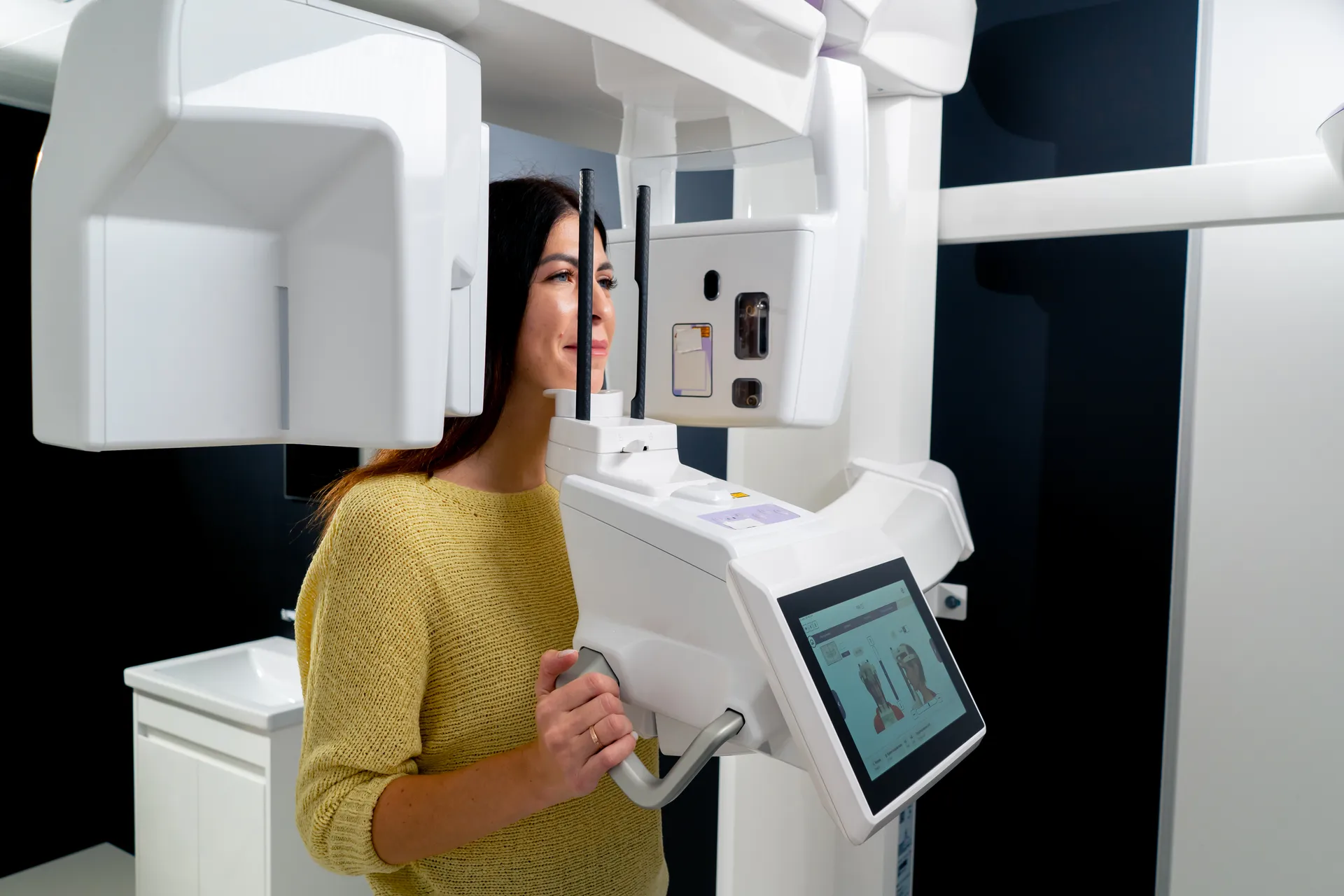 The 3D imaging equipment used to assess bone volume before implant treatment